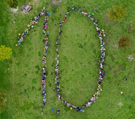 viele Menschen von oben fotografiert, die eine zehn bilden