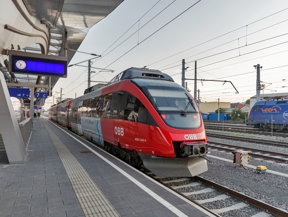 Ein Öbb Zug im Bahnhof