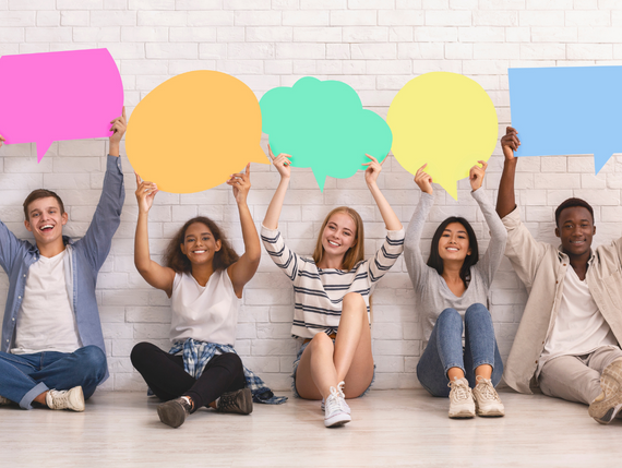 Mash Up (570 × 429 px) - 1 5 Schüler:innen sitzen auf dem Boden und halten bunte Sprechblasen in die Luft.