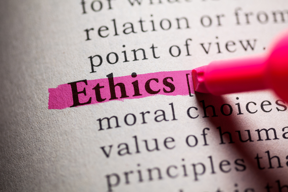Ein Foto von einem englischen Wörterbuch - darauf ist "Ethics" zu lesen und mit einem pinken Marker markiert