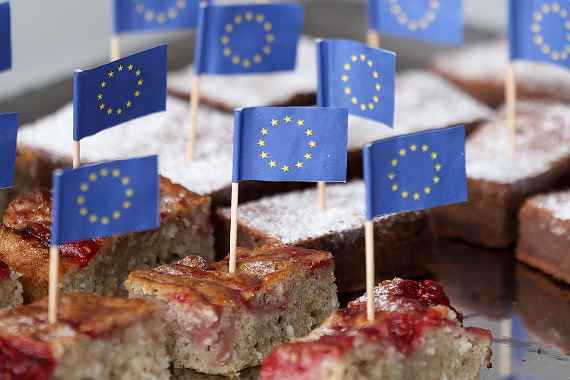 EU-Brunch: Kuchenstücke mit kleinen Europa Flaggen