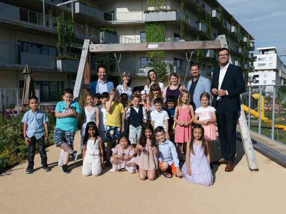 Vizebürgermeister und Bildungsstadtrat Christoph Wiederkehr und Bildungsdirektor Heinrich Himmer gemeinsam Bezirksvorsteher Marcus Franz, den Kindern der Volksschulklasse 1c am Bildungscampus Innerfavoriten und den Schulleitungen Petra Kristament (VS), Karen Morlock (MS) und der Klassenlehrerin Alexandra Hofbauer-Furch