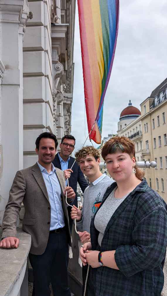 Hissung der Regenbogenfahne an der Wiener Bildungsdirektion