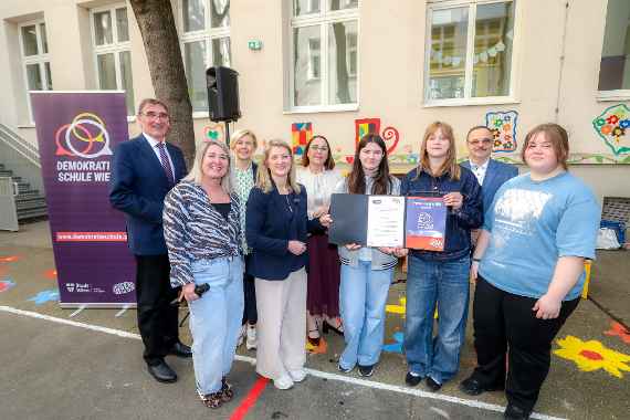 Verleihung Demokratieschule mit Dir. Reinhard Bauer, Leiter der Medienmittelschule Loquaiplatz 4, Bildungsdirektorin Elisabeth Fuchs, Vizebürgermeisterin Bettina Emmerling, BV6 Julia Lessacher, SQM Oliver Schleicher, Anja Gerhartl Projektleiterin und Schüler*innen