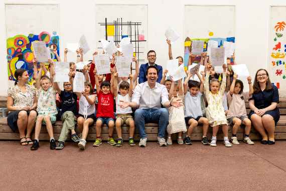 Schülerinnen und Schülern der Klasse 2MSK der Volksschule Stubenbastei gemeinsam mit Bildungsdirektor Heinrich Himmer, Bildungsstadtrat Christoph Wiederkehr und Bezirksrätin und Kinder- und Jugendbeauftragte des ersten Bezirks Cathrin Folie.