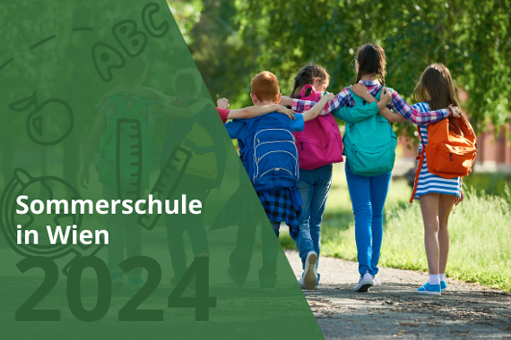 Sommerschule in Wien 2024 - Kinder gehen über einen Gehweg und halten sich an den Schultern