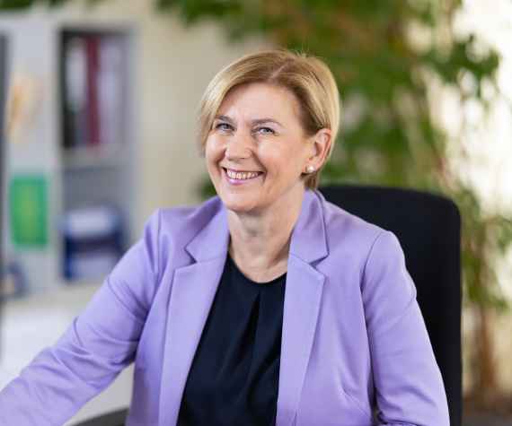Bildungsdirektorin Elisabeth Fuchs lächelt in die Kamera