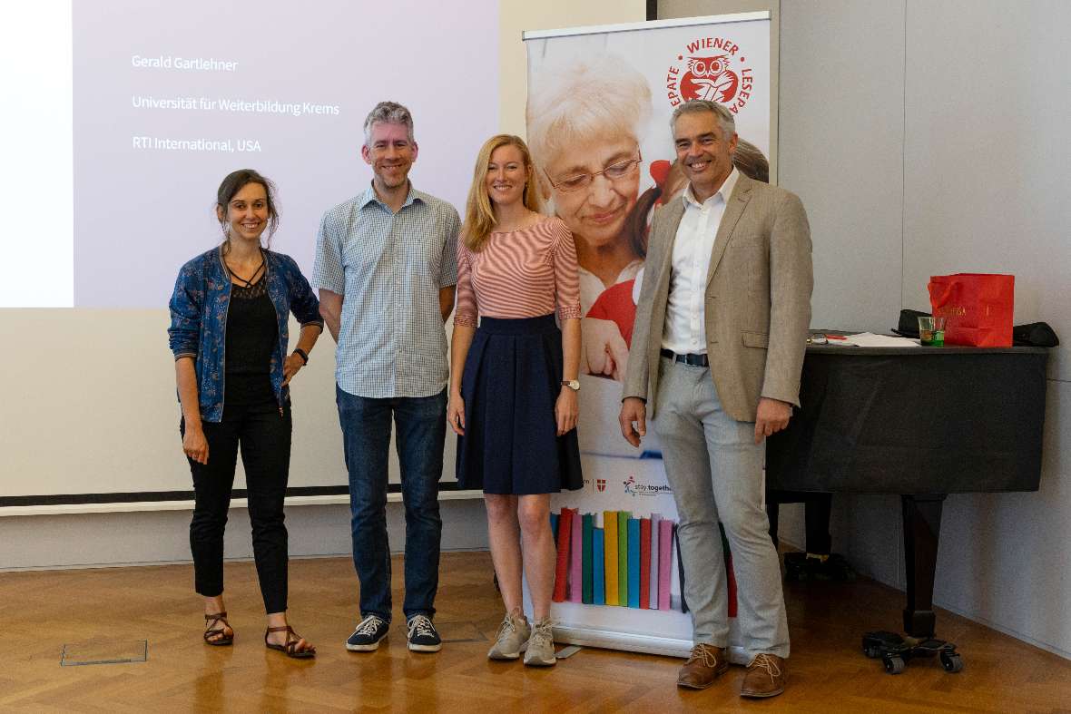 Die Vortragenden Iris Mair, BSc. MSc. BEd., MMag. Bernd Kerschner, Dr.med. Jana Meixner, MSc und Dr.med. Gerald Gartlehner, MPH, stehen nebeneinander.