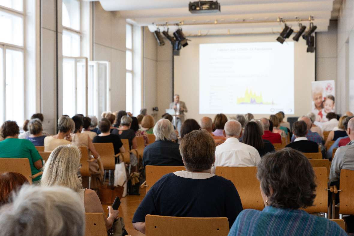 Publikum im Saal von hinten