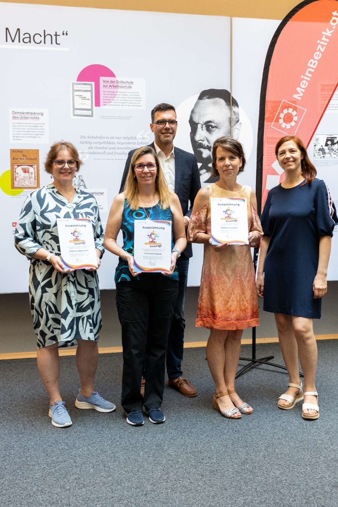 v.l. Direktorin Volksschule Salvator Teresa Böhm, Direktorin der Offenen Volksschule Konstanziagasse Irene Purkert, Bildungsdirektor Heinrich Himmer und die Pädagog/innen der bafep Marion Bugelnig-Berger und Karin Passarnegg