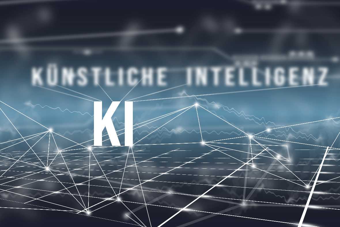 Text KI - KÜNSTLICHE INTELLIGENZ vor blauem Hintergrund