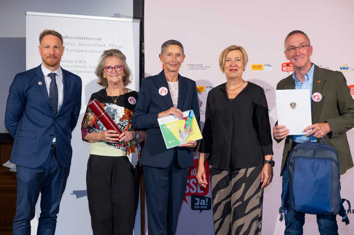 Übergabe des Freiwiligenkalender