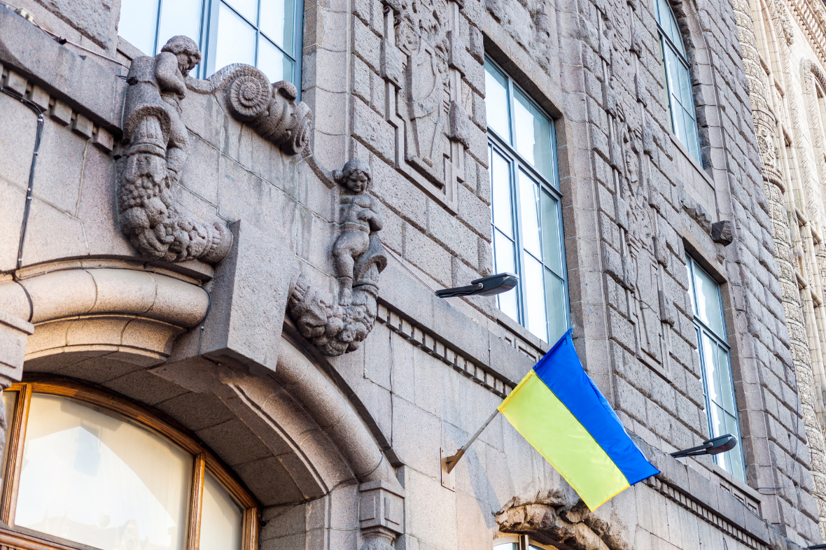 Die Ukraine Flagge auf einem alten Wiener Gebäude