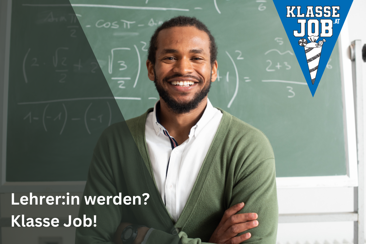 Ein Lehrer steht vor einer Tafel mit Formeln mit verschränkten Armen und lächelt. Davor steht: Lehrer:in werden? Klasse Job!