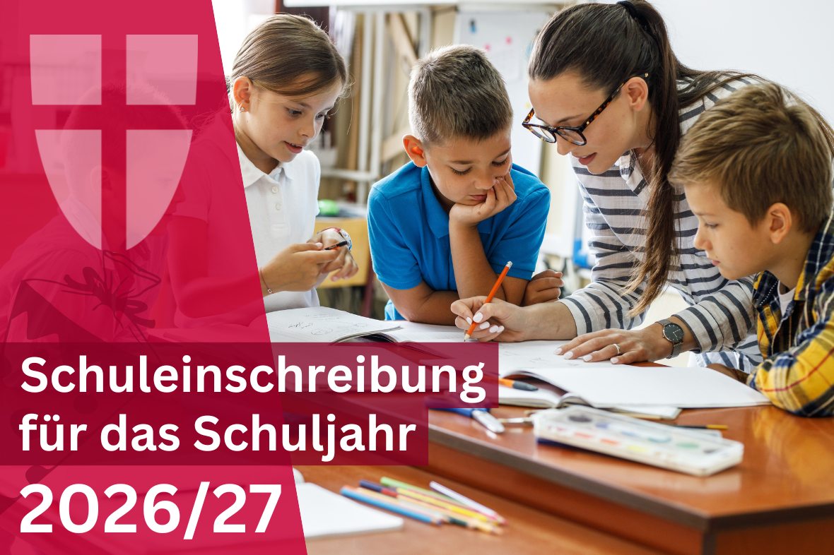 Text: Schuleinschreibung für das Schuljahr 2026/27; eine Frau sitzt über Arbeitsblätter gebeugt und erklärt drei Kindern etwas.